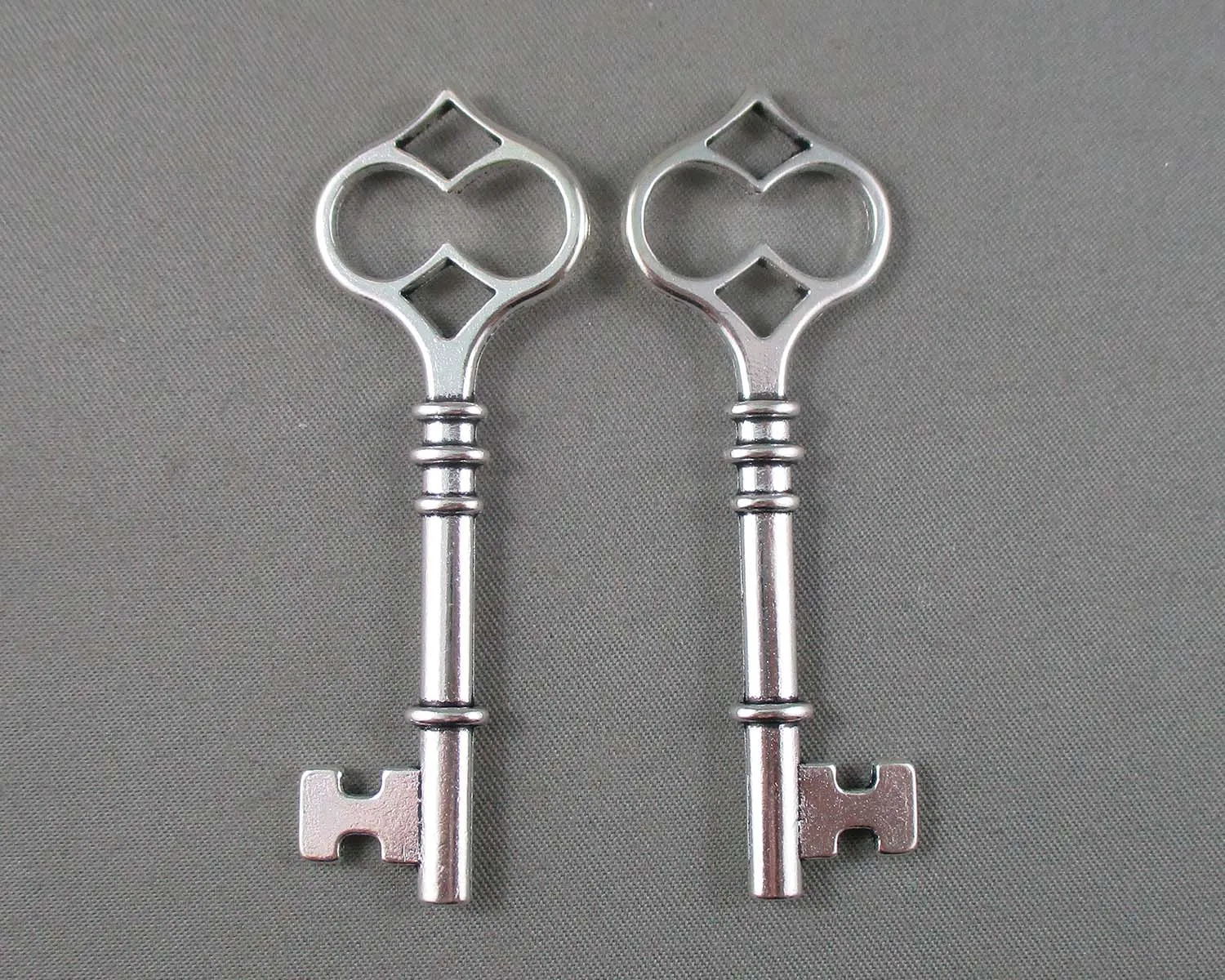 50% OFF!! Key Charm Silver Tone 2pcs (1788)