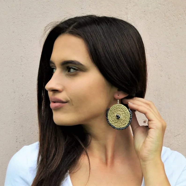 Round earrings for the beach (dark grey beads)