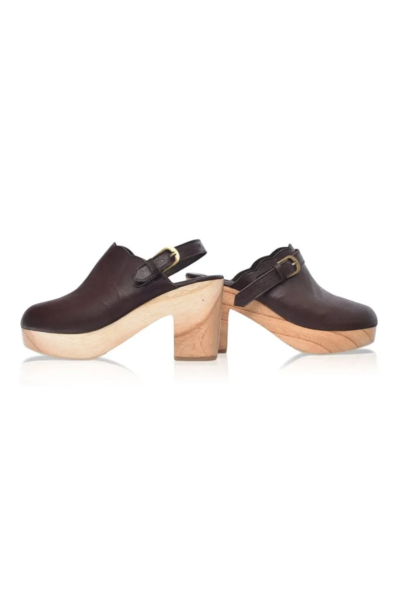 Sierra Leather Clogs in Dark Brown