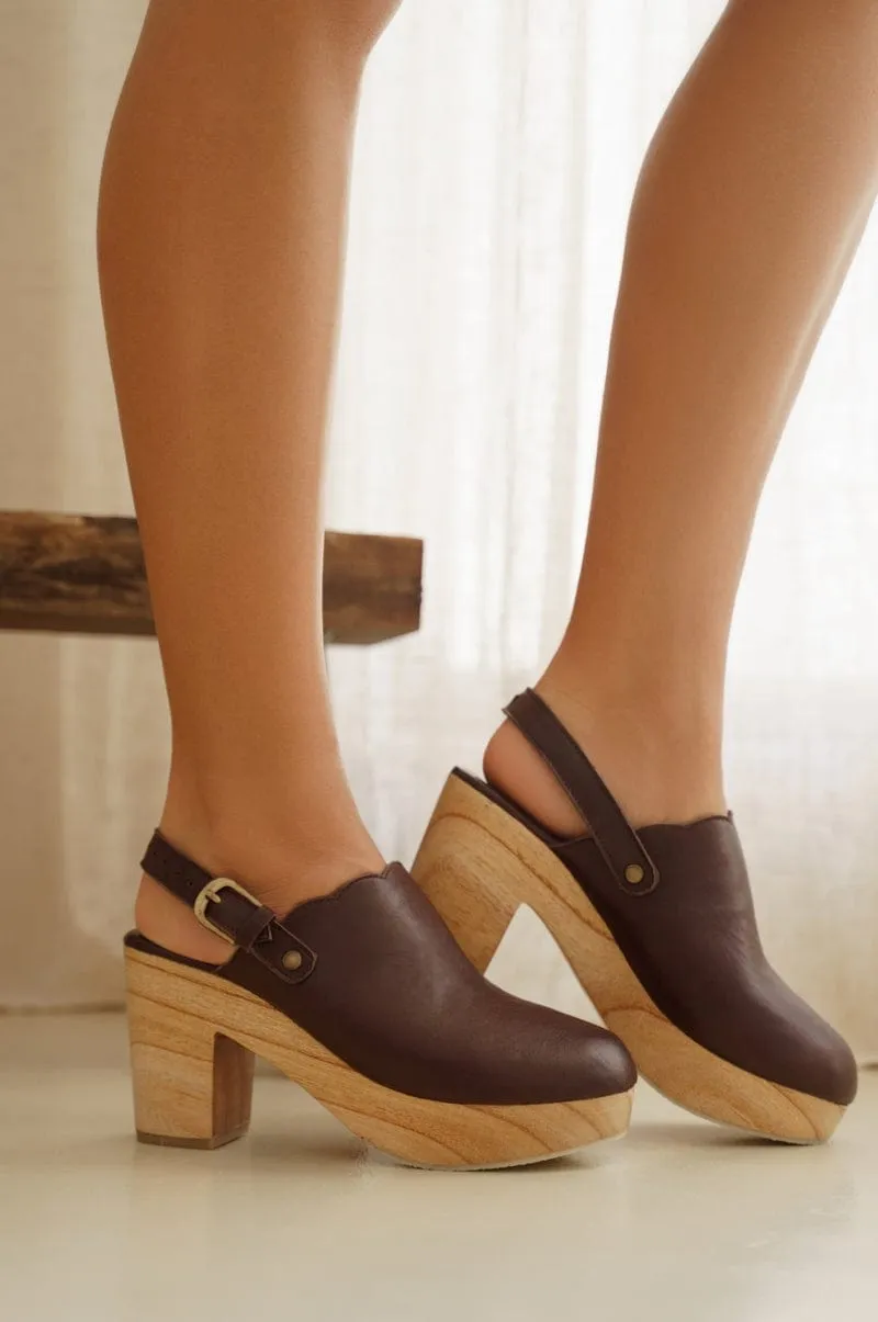 Sierra Leather Clogs in Dark Brown