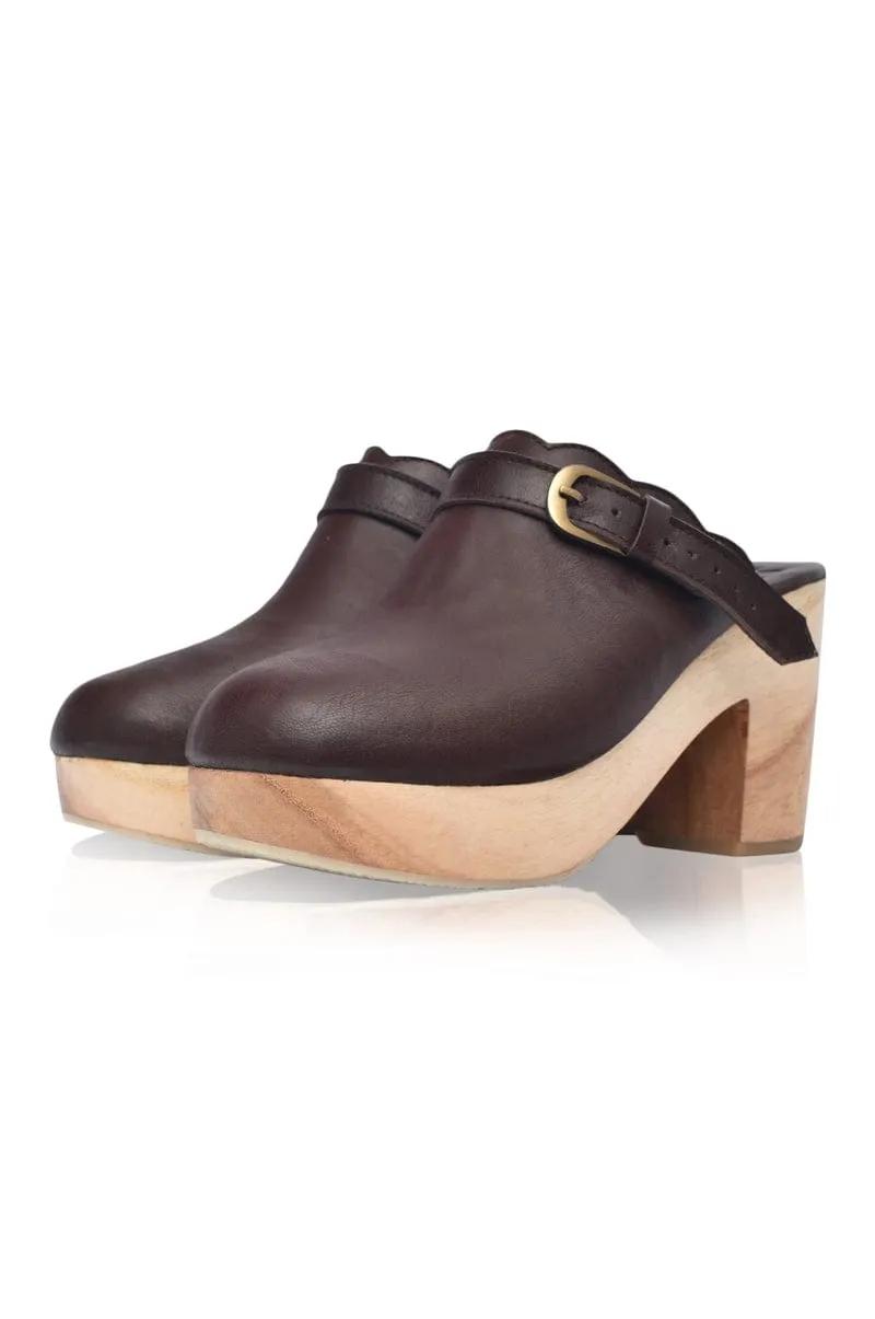 Sierra Leather Clogs in Dark Brown